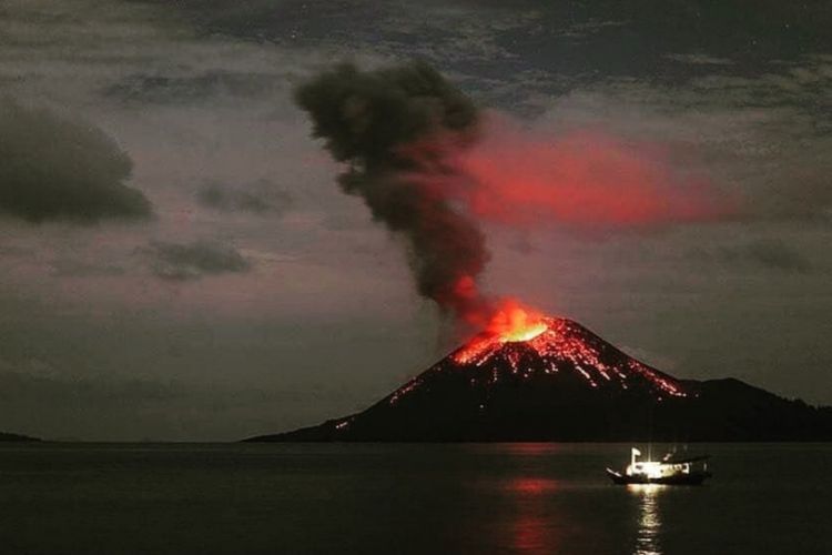 Anak Gunung Krakatau meletus sebayak 49 kali sepanjang Jumat (3/8/2018) pagi.