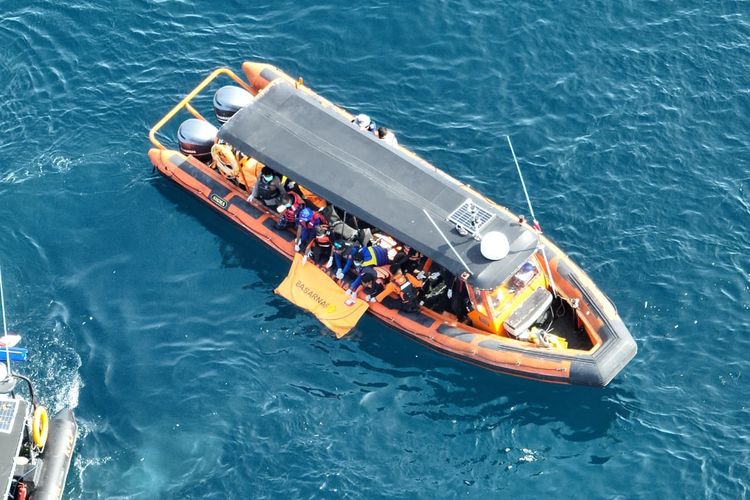 Jenazah diduga pelatih Valencia ditemukan di perairan Pulau Padar, Minggu pagi. 