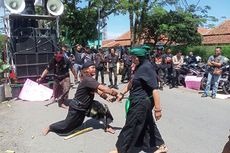 Gelar Aksi Debus di PN Bale Bandung, Massa Sampaikan Kekecewaannya pada Hakim