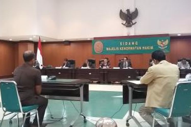 Hakim Pengadilan Negeri Mandailing Natal, Fadhillah A Daulay, menjalani sidang Majelis Kehormatan Hakim di Mahkamah Agung RI, Jakarta, Selasa (19/5/2015).