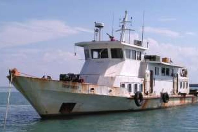 Kapal survei GT 90 berbendera Indonesia di perairan laut Tanjung Kalian, Bangka Barat, Kepulauan Bangka Belitung.