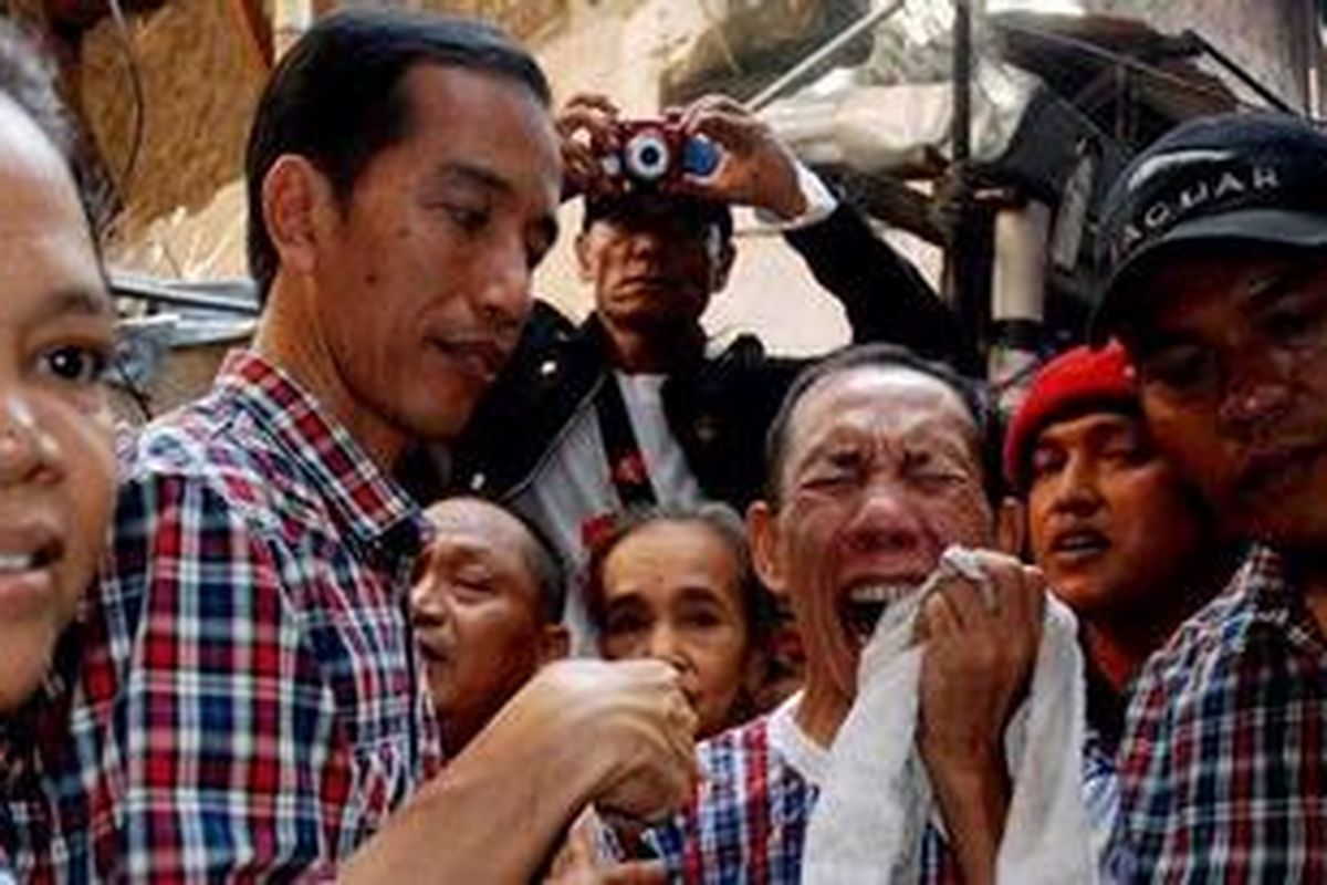 Calon Gubernur DKI Jakarta Joko Widodo mensosialisasikan kartu sehat dan kartu pintar dihari pertama kampanye di Tanah Tinggi, Jakarta, Senin (25/6/2012). Dengan kartu sehat dan kartu pintar Jokowi menjanjikan pengobatan gratis dan pendidikan gratis untuk warga Jakarta. 