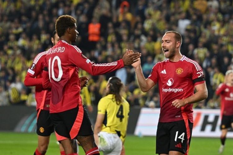 Gelandang Manchester United, Christian Eriksen, merayakan gol bersama rekannya Marcus Rashford, seusai mencetak gol melawan Fenerbahce di Stadion Sukru Saracoglu, Istanbul, Kamis (24/10/2024) atau Jumat dini hari WIB. 