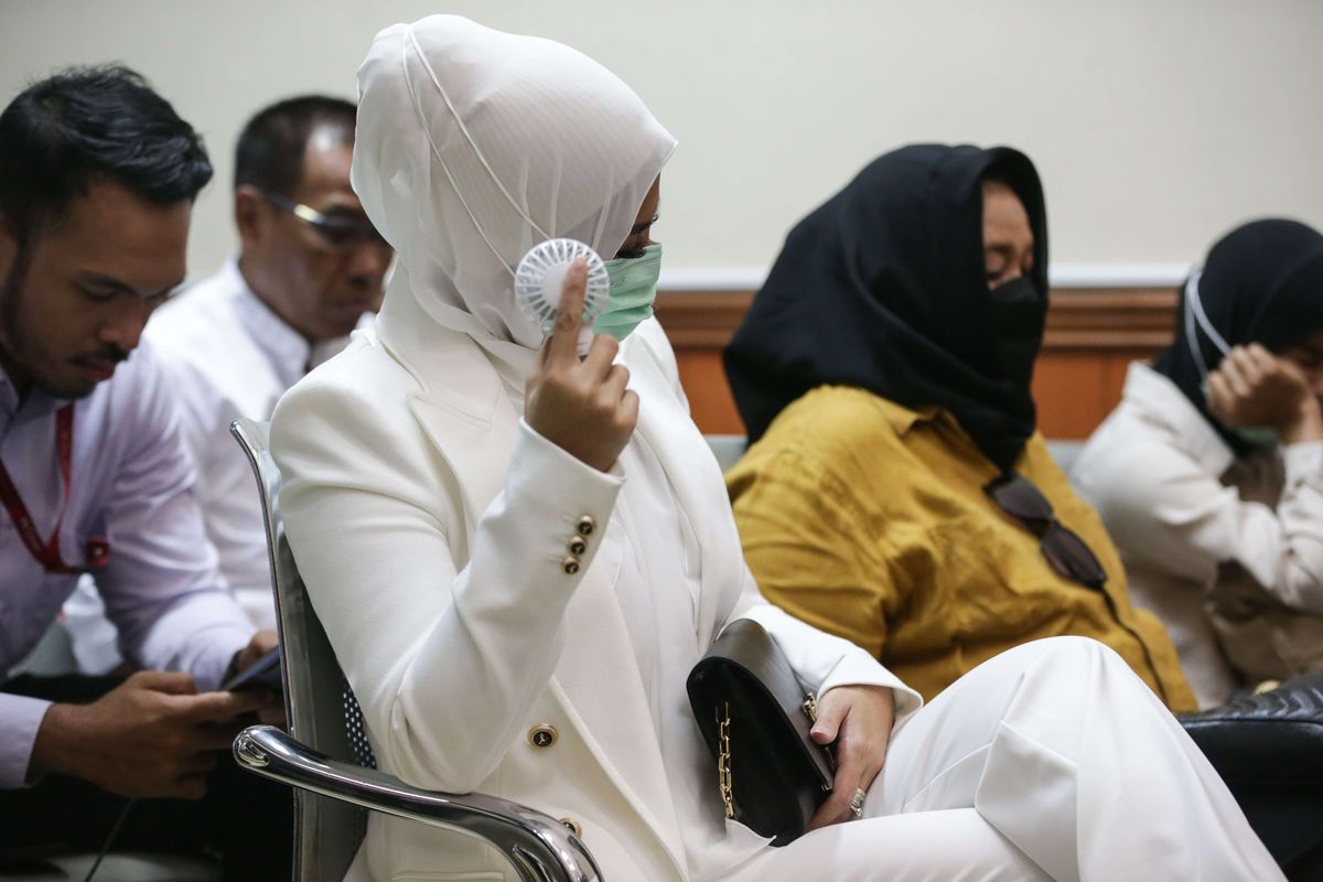 Merthy Kushandayani, istri terdakwa kasus peredaran narkotika jenis sabu Irjen Teddy Minahasa hadir pada sidang suaminya di Pengadilan Negeri Jakarta Barat, Senin (6/3/2023). Merthy Kushandayani terlihat datang ke persidangan suaminya menenteng tas mewah Louis Vuitton.