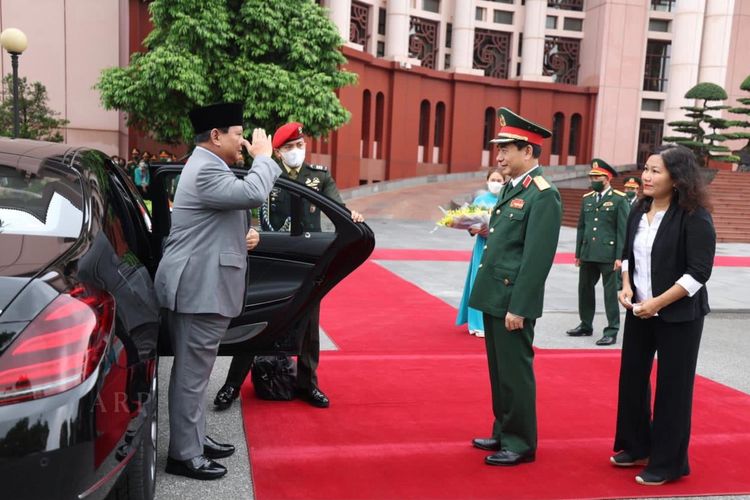 Menteri Pertahanan (Menhan) Prabowo Subianto menemui Menhan Vietnam Jenderal Phan V?n Giang di Kantor Kementerian Pertahanan Vietnam, Hanoi, Vietnam, Jumat (13/5/2022).