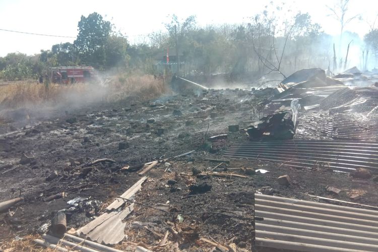Kondisi kandang di Desa Jelak, Kecamatan Mantup, Lamongan, Jawa Timur, setelah api berhasil dipadamkan. Selain kandang, sebanyak 16.000 bebek juga turut ludes terbakar.