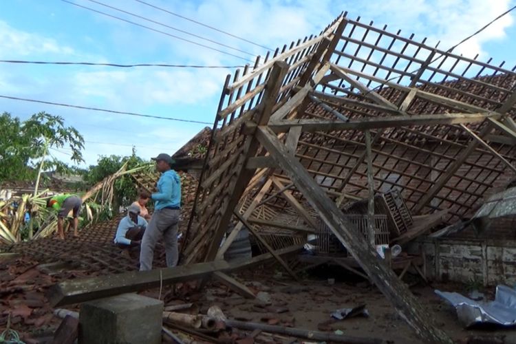 Warga Desa Puri Semanding, Kecamatan Plandaan, Kabupaten Jombang, melakukan gotong royong di rumah salah satu warga yang rusak diterjang angin puting beliung, Jumat (26/11/2021).