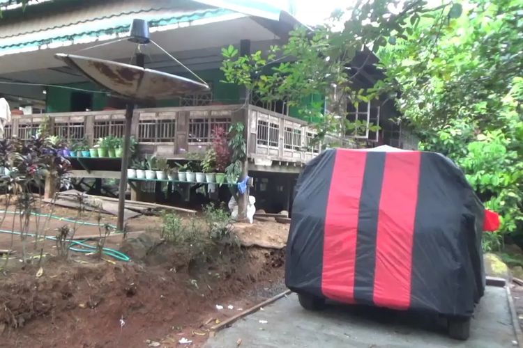 Seorang warga di Kabupaten Takalar, Sulawesi Selatan memperlihatkan mobil baru yang baru dibelinya usai menerima uang tunai ratusan juta dari proyek pembebasan lahan Bendungan Pammukulu. Rabu, (19/5/2021).