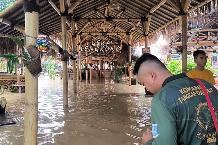 Sungai Cisadane Meluap, Gerai Lengkong Tangsel Kebanjiran