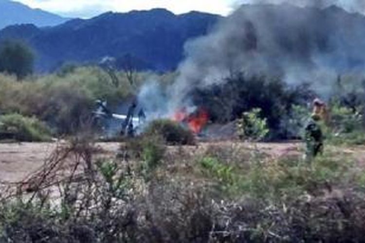Asap masih mengepul dan api masih berkobar di puing-puing dua helikopter yang jatuh di kawasan terpencil di barat laut Argentina. Kecelakaan ini menewaskan delapan warga Perancis dan dua pilot Argentina.