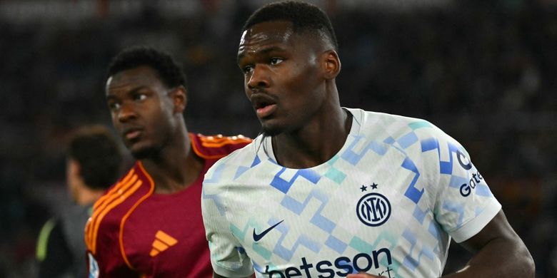 Penyerang Inter Milan Ange-Yoan Bonny merayakan gol dalam pertandingan Serie A Italia antara AS Roma dan Inter Milan di Stadion Olimpiade di Roma pada 18 Oktober 2025.