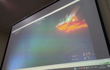 Satu foto baju keselamatan awak kapal MK 11 yang berhasil diangkat ROV Singapura dari bagian KRI Nanggala-402, ditunjukan TNI AL, di Base Ops Lanud I Gusti Ngurah Rai, Bali, Minggu (25/4/2021).