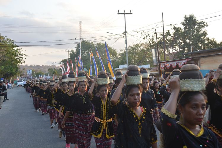 1.000 perempuan Ndora atau Doa menggelar Parade 1.000 esu kose saat Festival Literasi Nagekeo tingkat Provinis Nusa Tenggara Timur, yang dilaksanakan di Kabupaten Nagekeo, Senin, (30/9/2019). Tradisi Esu Kose merupakan warisan leluhur etnis Ndora di Kabupaten Nagekeo.