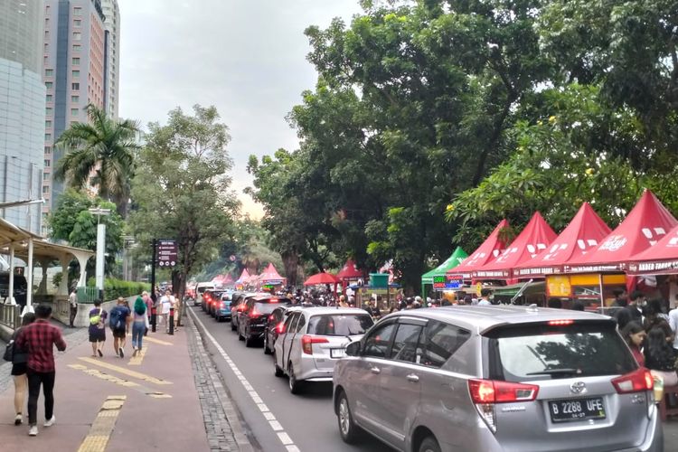 Kondisi arus lalu lintas macet di Jalan M Mashabi atau kawasan Grand Indonesia, imbas adanya kantong parkir liar yang memakan jalan pada Sabtu (10/12/2022).