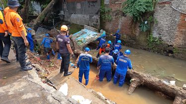 Turap Kali Baru Longsor, Usaha Percetakan di Batu Ampar Jaktim Ambruk