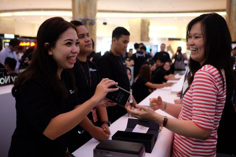 Pembeli pertama Samsung Galaxy Note 8 di Indonesia, Yusliani