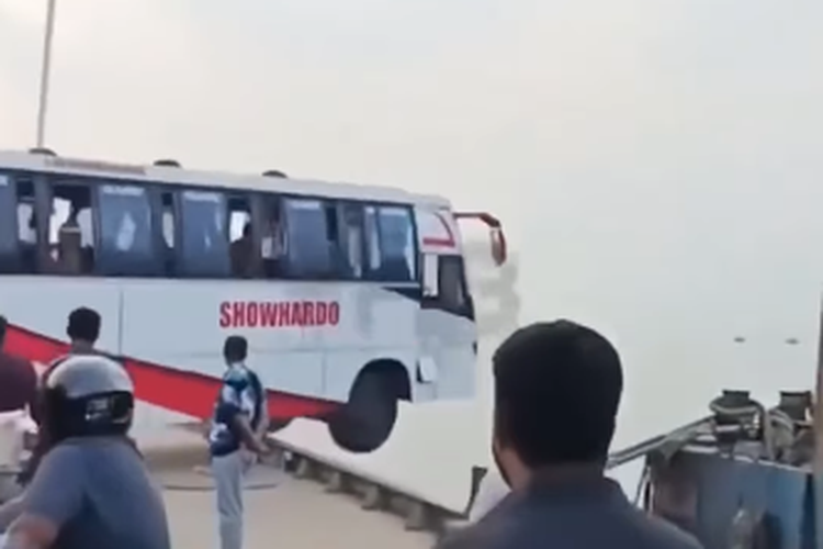 Video Detik-detik Bus Terjun ke Sungai Saat Mau Naik Feri di Bangladesh, 24 Penumpang Tewas, Puluhan Lainnya Hilang