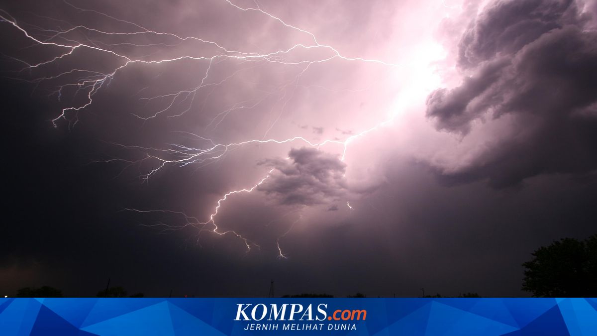 Beristirahat Usa Menanam Padi, Dua Warga Sleman Meninggal Akibat Tersambar Petir

Klik untuk baca: