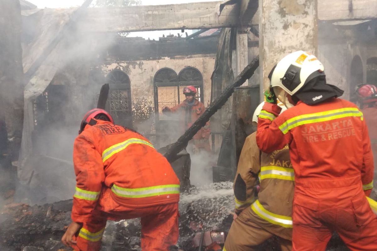 Pemadam kebakaran memadamkan api yang melalap sebuah rumah dua lantai di bilangan Kayu Putih, Pulogadung, Jakarta Timur, Sabtu (11/4/2020)