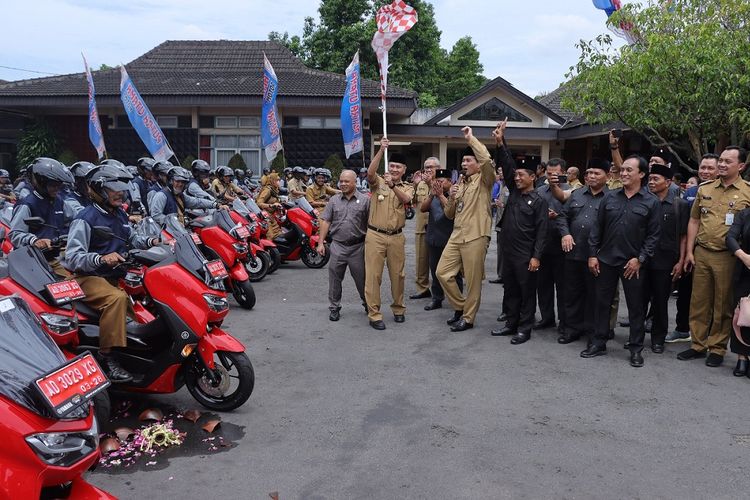 Bupati Wonogiri, Joko Sutopo dan Wakil Bupati Wonogiri, Setyo Sukarno melapas para kepala desa dan lurah untuk mengendarai sepeda motor baru sebagai kendaraan dinas operasional, Senin (3/4/2023).