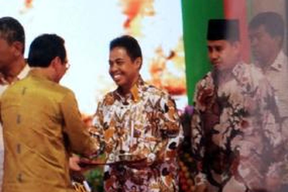 Wali Kota Depok Nur Mahmudi Ismail menerima penghargaan Wali Kota Teladan dalam Gerakan Diversifikasi Pangan Tahun 2013.