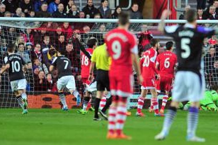 Striker Liverpool, Luis Suarez, saat merayakan gol ke gawang Southampton pada lanjutan Premier League di Stadion St. Mary, Sabtu (1/3/2014). 