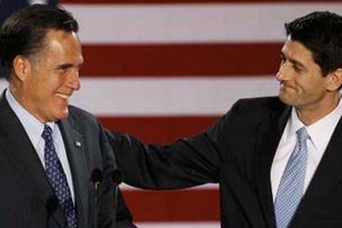 Calon presiden dari Partai Republik Mitt Romney (kiri) dengan calon wakil presidennya, Paul Ryan. 