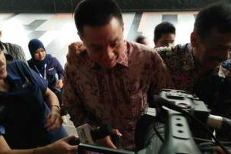 Walikota Madiun Bambang Irianto menggunakan batik biru di KPK. Bambang menjalani pemeriksaan untuk pertama kalinya sebagai tersangka, Jakarta, Selasa (8/11/2016)