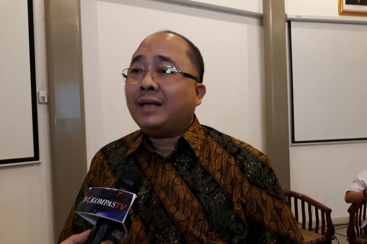 Dosen Universitas Indonesia Satya Arinanto dalam acara breafing media terkait Perppu Ormas di Galeri Nasional, Jakarta Pusat, Senin (17/7/2017).