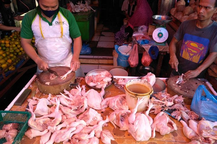 Iman, pedagang ayam di pasar Sei Sikambing mengatakan dia harus mendatangkan ayam dari Pekanbaru karena kurangnga pasokan ayam di Medan. Harga ayam saat ini sebanyak Rp 40.000 - Rp 42.000 per kg.