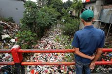 Kali Baru Cimanggis Depok Dipenuhi Sampah Plastik hingga Kasur, Ini Penyebabnya