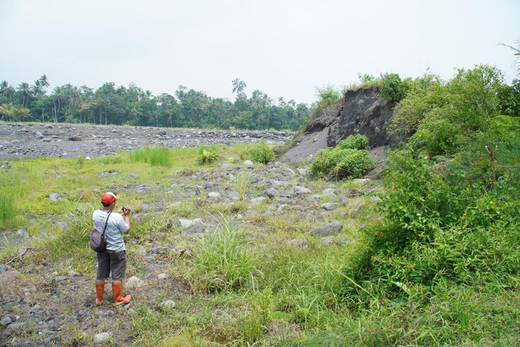 Kondisi tanggul jebol di Desa Gondoruso, Kecamatan Pasirian, Kabupaten Lumajang, Jawa Timur, Minggu (24/11/2024)