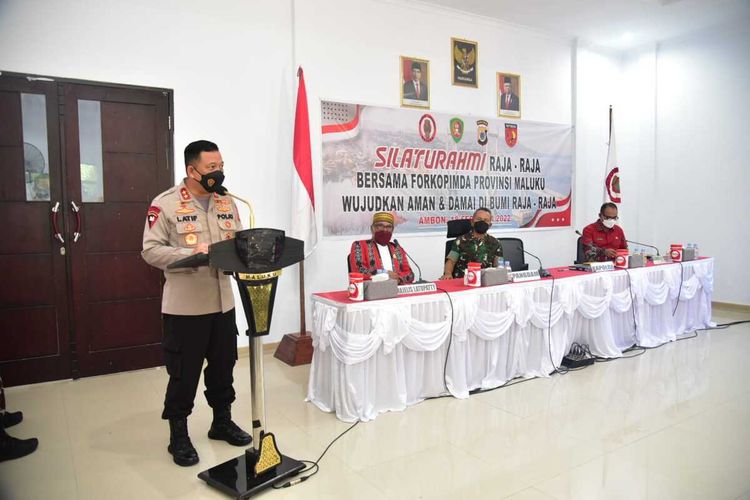 Kapolda Maluku, Irjen Pol Lotharia Latif saat memberikan paparan dalam acara silaturahim bersama para raja di Gedung Latupati Maluku di kawasan Passo, Ambon, Jumat (18/2/2022)