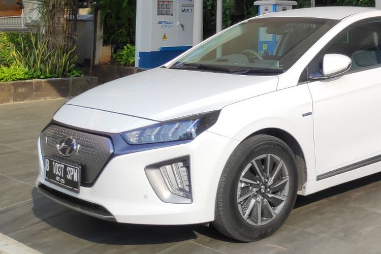 Kendaraan listrik Hyundai Ioniq tengah melakukan pengisian daya di SPKLU