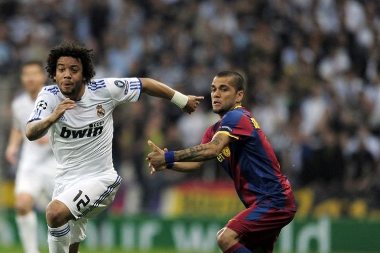 Bek Real Madrid asal Brasil, Marcelo (kiri), berduel dengan kompatriotnya yang merupakan bek Barcelona Dani Alves dalam el Clasico di Santiago Bernabeu, 27 April 2011. 