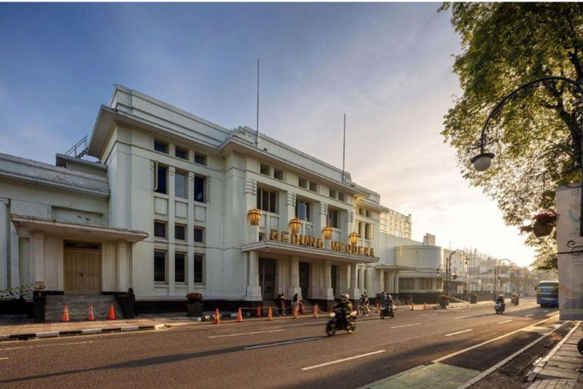 Gedung Merdeka di Bandung menjadi saksi sejarah Konferensi Asia Afrika yang menjadi tonggak penting dalam memperkuat solidaritas dan kerja sama antara negara-negara Asia dan Afrika. 