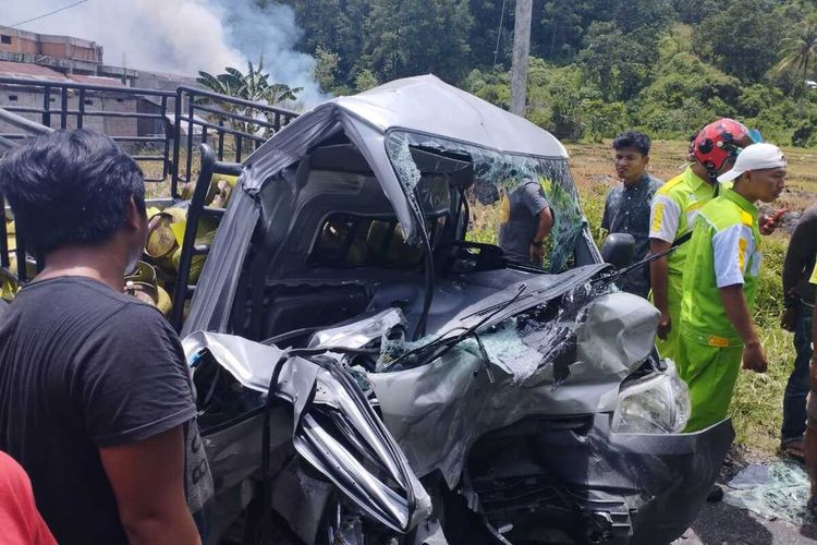 Kecelakaan beruntun di Solok, Sumatera Barat yang melihatkan 3 mobil menyebabkan dua orang tewas, Jumat (21/10/2022)