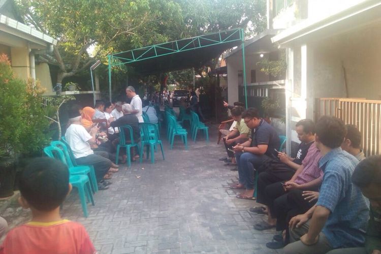 Kediaman rumah duka dosen Undip Semarang Agus Bambang, salah satu korban yang tewas dalam kecelakaan Kereta Api vs Avanza di Kabupaten Grobogan, Sabtu (20/5/2017)