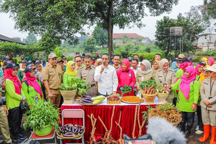 Penjabat (Pj.) Gubernur Provinsi DKI Jakarta Heru Budi melakukan Panen Raya Pertanian di Wilayah Kota Administrasi Jakarta Timur.