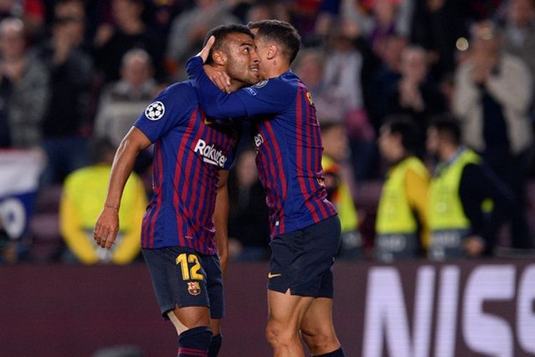 Penyerang FC Barcelona, Rafinha (kiri), merayakan golnya bersama Philippe Coutinho dalam laga Grup B Liga Champions melawan Inter Milan di Stadion Camp Nou, Barcelona, Spanyol pada 24 Oktober 2018.
