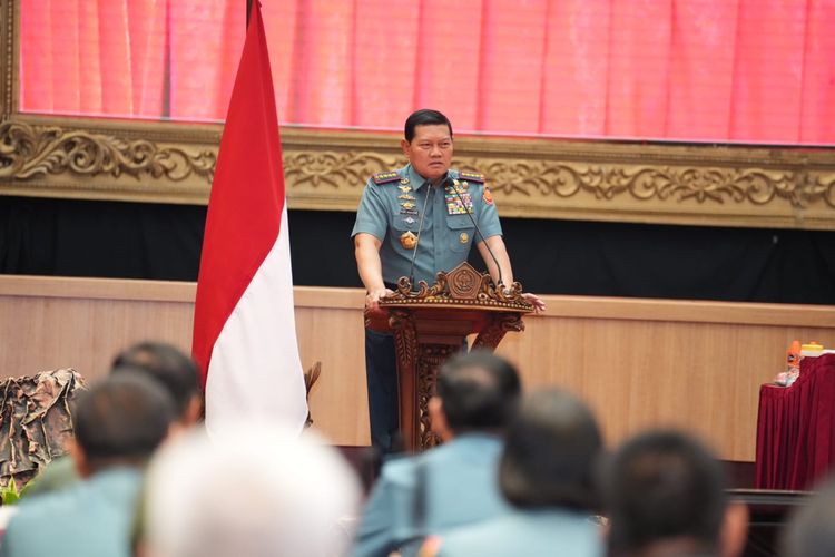Panglima TNI Laksamana Yudo Margono saat memberikan pengarahan kepada aparat penegak hukum di lingkungan TNI di Aula Gatot Subroto Mabes TNI, Cilangkap, Jakarta Timur, pada Rabu (3/5/2023).