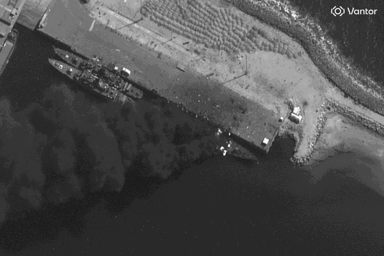 Asap hitam pekat membubung dari pangkalan laut di Konarak, Iran selatan, Sabtu (28/2/2026). Amerika Serikat dan Israel melancarkan serangan gabungan, dibalas Teheran dengan serangkaian rudal yang membuat Timur Tengah semakin memanas.