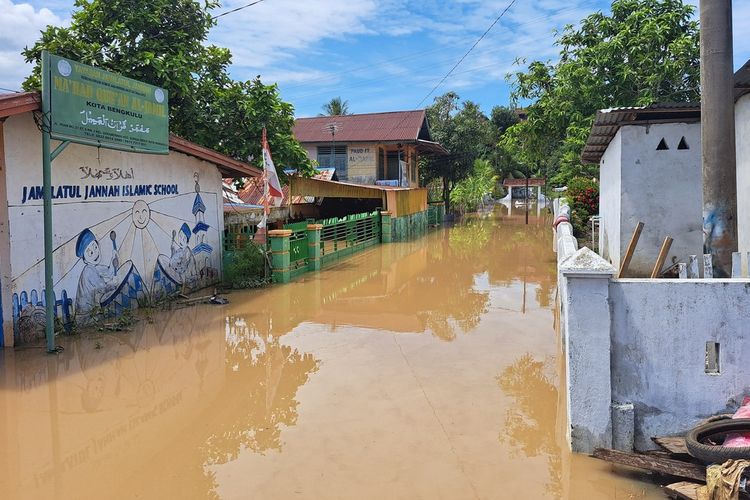 kondisi banjir di Kelurahan Sukamerindu, Kota Bengkulu. Warga keluhkan tak dapat bantuan makanan dan minuman. Hingga saat ini air belum surut.