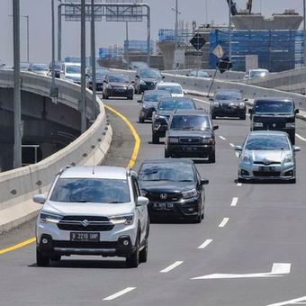 Ilustrasi kendaraan melintas di tol layang Jakarta-Cikampek II, Bekasi Jawa Barat. 