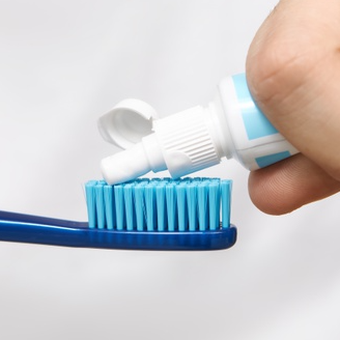 Pasta gigi juga bisa dimanfaatkan untuk membersihkan bawah setrika yang gosong.