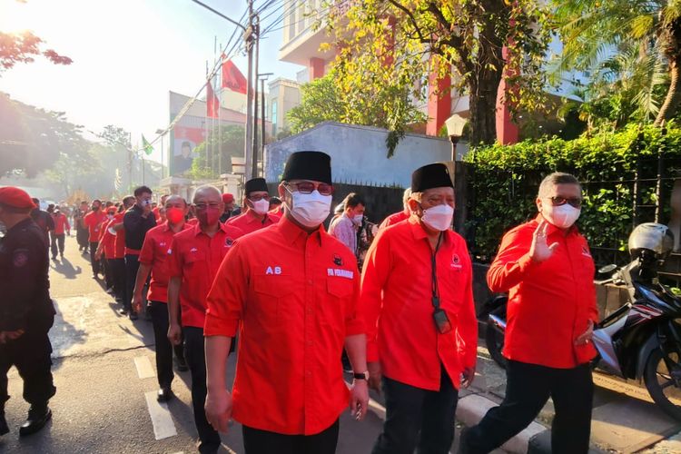 Para fungsionaris PDI Perjuangan berjalan di sepanjang Jalan Diponegoro, Menteng, Jakarta Pusat, Senin (1/8/2022). Mereka berencana menjadi pendaftar pertama sebagai calon peserta Pemilu 2024 di KPU.