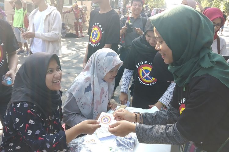 Relawan Mafindo Solo membagikan stiker stop hoaks di car free day (CFD) Solo, Jawa Tengah, Minggu (18/8/2019).