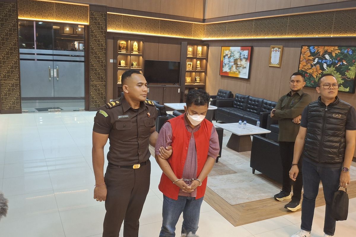 I Wayan Depa Yogiana (34), terpidana kasus penggelapan uang calon Pekerja Migran Indonesia  (PMI) asal Bali Rp 230 juta, saat tiba di Kejaksaan Tinggi  Bali, pada Rabu (19/2/2025). KOMPAS.COM/ Yohanes Valdi  Seriang Ginta