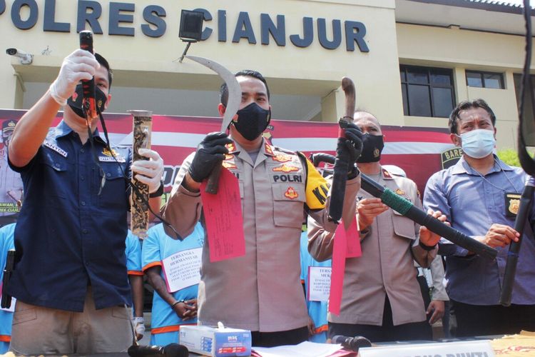 Jajaran Kepolisian Resor Cianjur, Jawa Barat, menggelar ekspose kasus bentrok dua ormas yang menelan korban jiwa. Dalam kasus tersebut lima orang telah dijadikan tersangka.