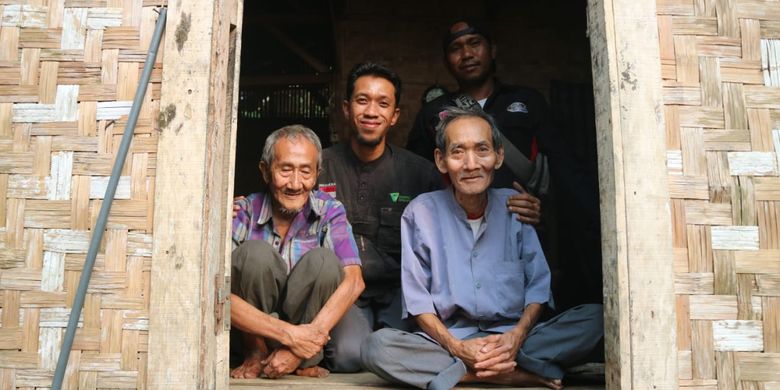 Tim Dompet Dhuafa Cabang Banten berfoto bersama Kakek Surya dan kakaknya usai berkunjung dan mengirimkan bantuan di gubuk, tempat tinggal mereka, di Kampung Pasir Ranji RT 12/RW 05, Desa Kadujajar, Kecamatan Malingping, Kabupaten Lebak, Banten, Selasa (8/10/2019).